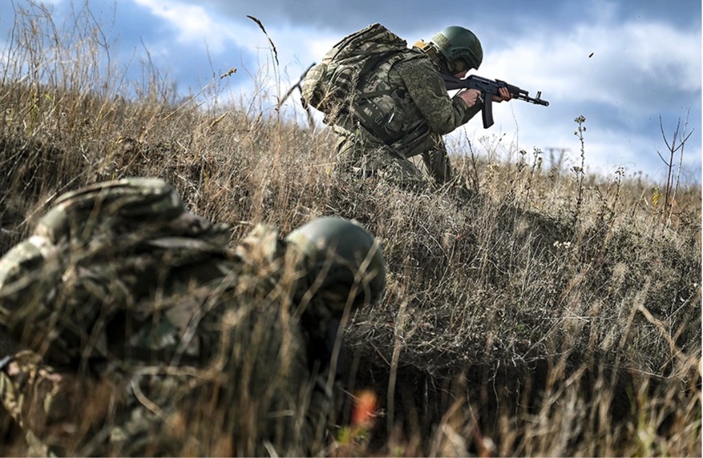 Бойцы в полевых условиях во время выполнения задач